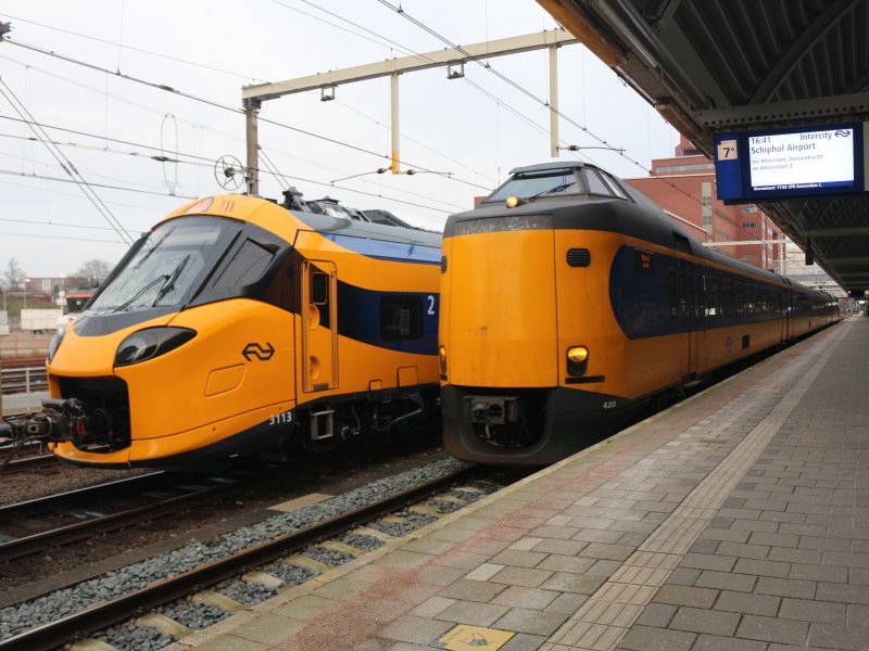 Links de ICNG die uiteindelijk later de Koploper-treinen zal vervangen. (Foto: Treinenweb)