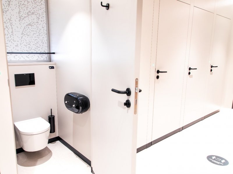 De toiletten stralen ook een luxe uit (Foto: )