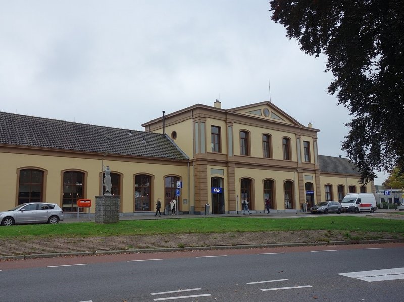 Het stationsgebouw van Meppel (Foto: dqfn13)