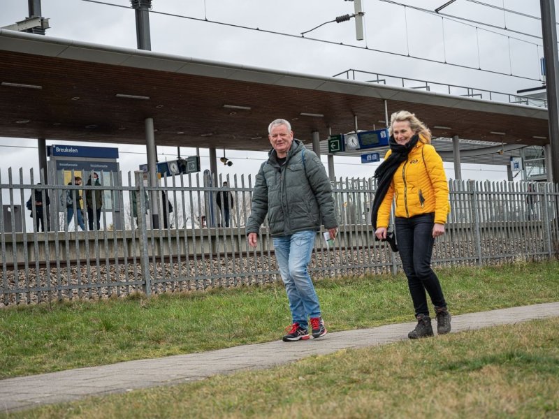 Hoofdconducteur Jan Vis en President-Directeur Marjan Rintel maken een ommetje rondom Breukelen. (Foto: NS)