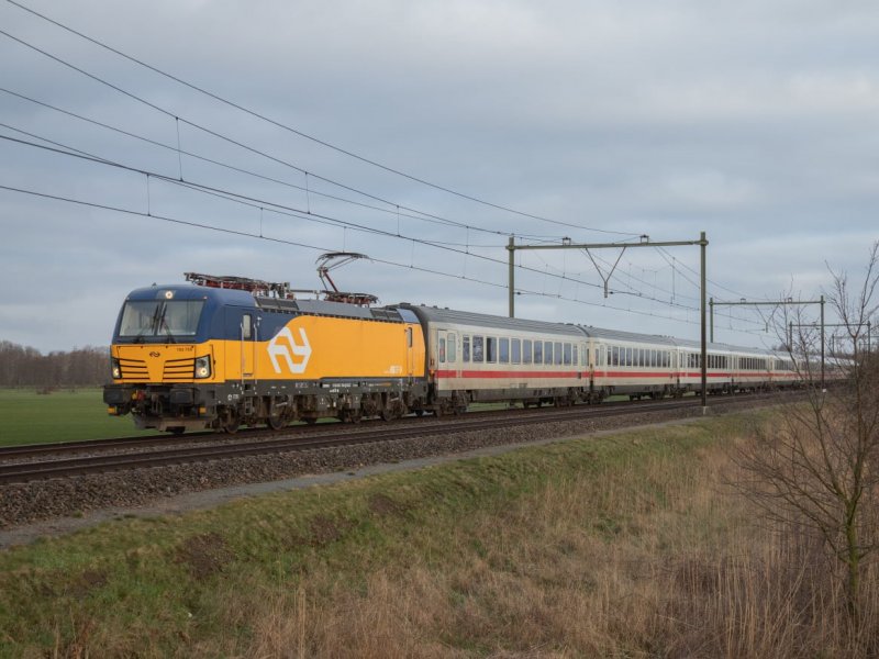 De IC Berlijn die door een Vectron locomotief getrokken wordt (Foto: Andre Pronk)