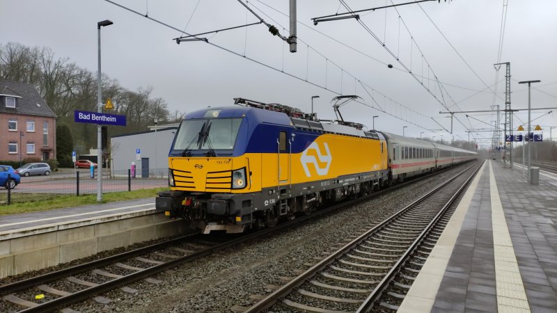 De IC Berlijn die getrokken wordt door een NS Vectron locomotief. (Foto: Wouter Daman)