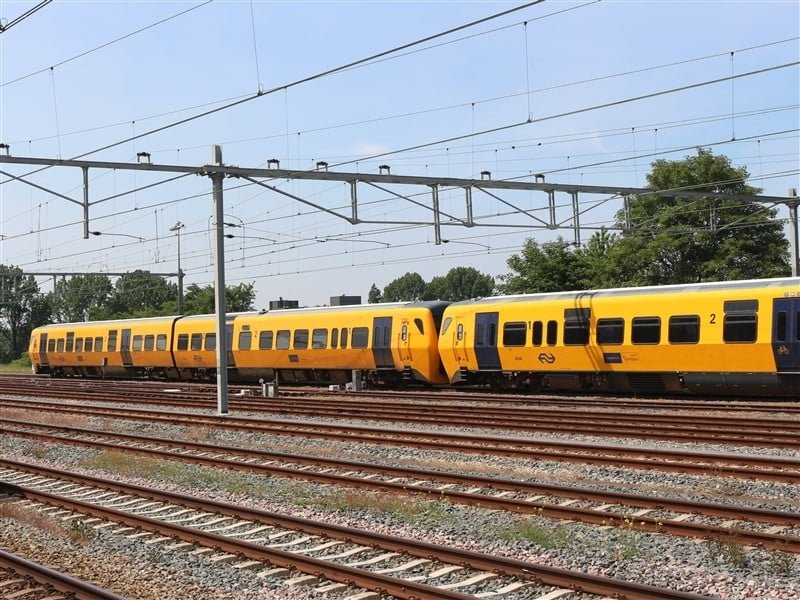 De uitgerangeerde DM'90 dieseltreinen op een ander opstelterrein bij Nijmegen waar ze hebben gestaan. (Foto: Treinenweb)