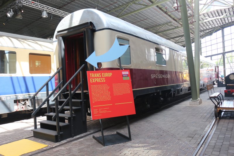 De Speisewagen van de TEE met de bekende rode kleur