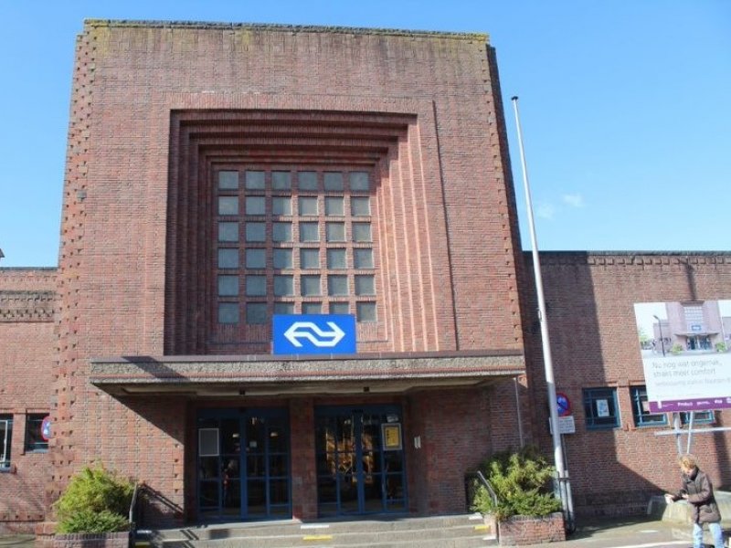 De gevel van station Naarden-Bussum (Foto: NS)