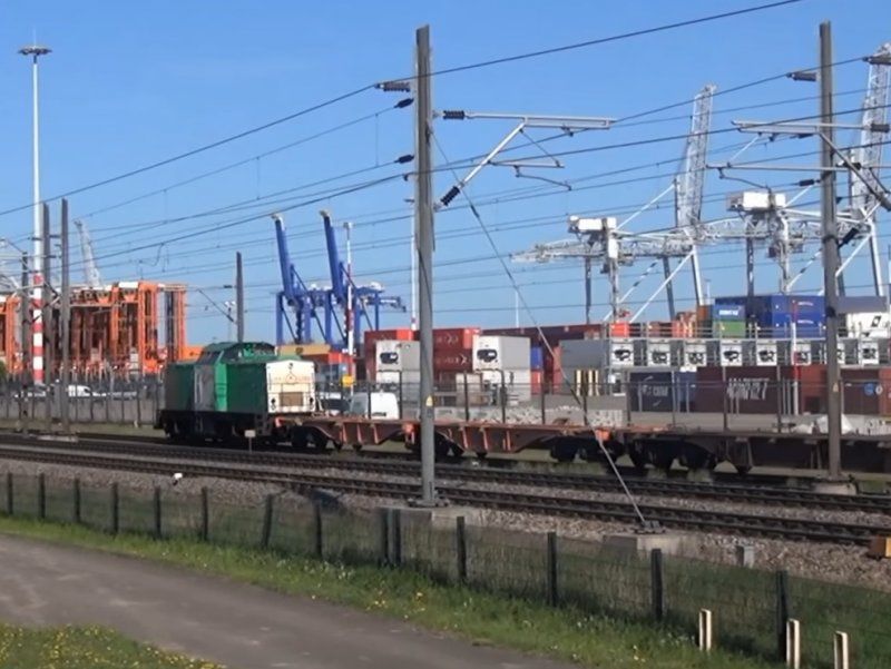 Een vrachttrein in de Rotterdamse haven bij Pernis (Foto: Treinenweb)