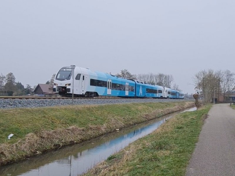 Twee WINK-stellen maken een proefrit tussen Groningen en Leeuwarden. (Foto: Klaas Halbersma)