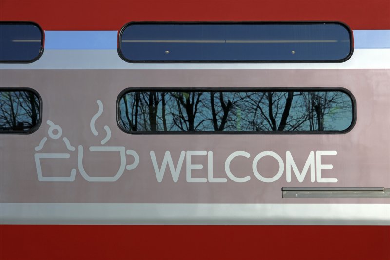 De vernieuwde rood- en grijskleurige strepen op de trein