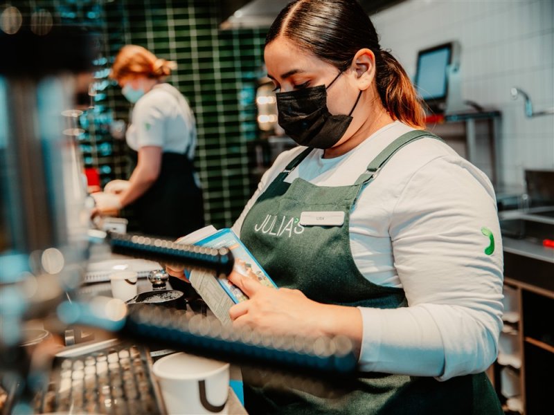 Nieuwe kleding bij Julia's (Foto: NS)