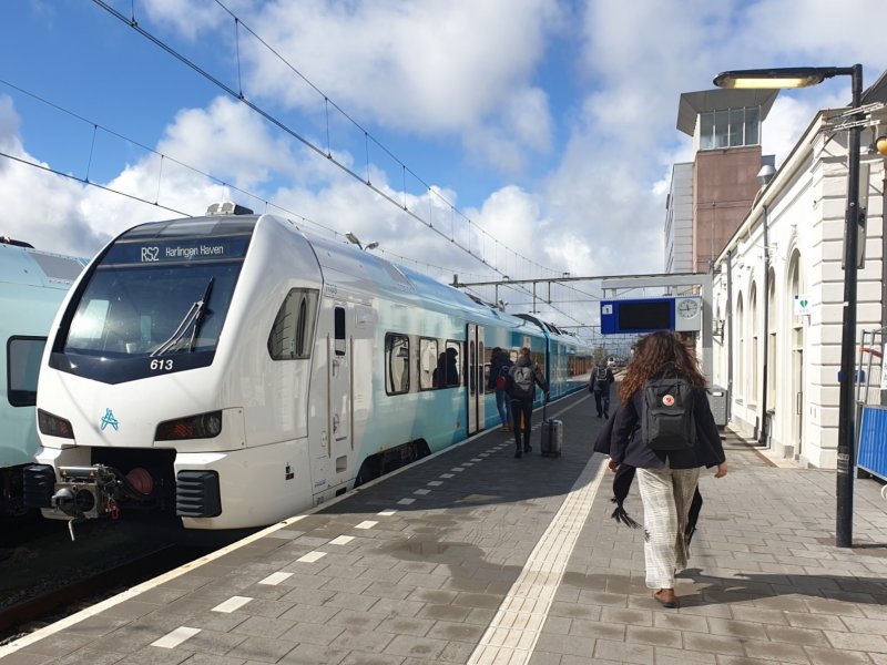 Een Arriva-trein in Leeuwarden. (Foto: Treinenweb)