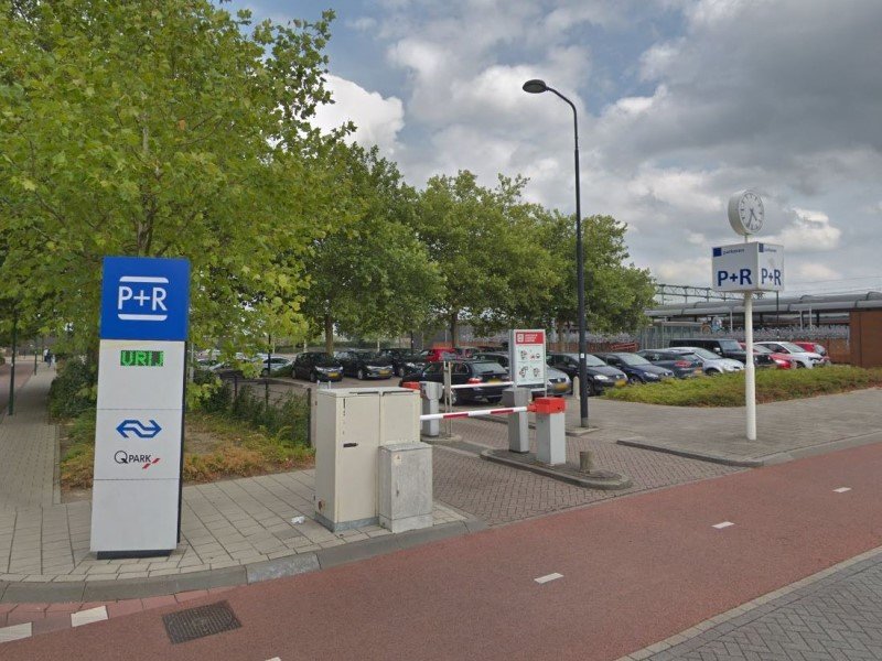De Qpark-parkeerplaats van Woerden waar je binnenkort ook in de NS-app kan zien hoeveel plaatsen er vrij zijn. (Foto: Google)