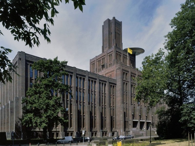 Het gebouw van ProRail die ook beter bekendstaat als De Inktpot (Foto: Rijksdienst voor het Cultureel Erfgoed)