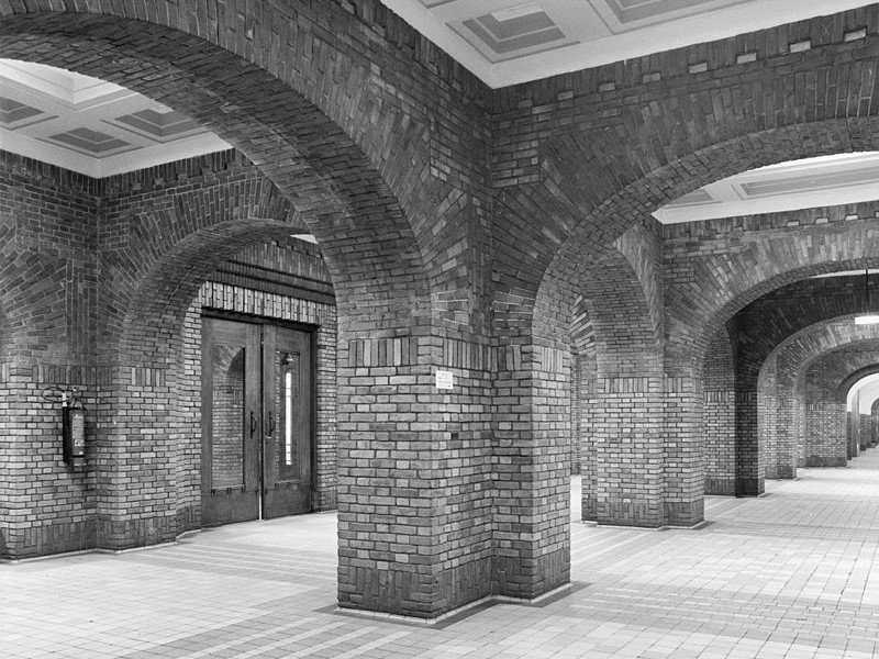 De hallen van het grote gebouw (Foto: Rijksdienst voor het Cultureel Erfgoed)