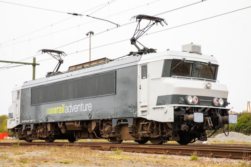 De locomotief 9903 in een nieuwe livrei van RailAdventure (Foto: Henk Zwoferink)