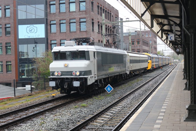 De doorkomst van de locomotief met ICNG 3204 en remwagens in Hengelo (Foto: Treinenweb/Clayweb)