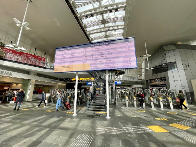 Het nieuwe vertrektijdenbord in Leiden Centraal (Foto: NS)