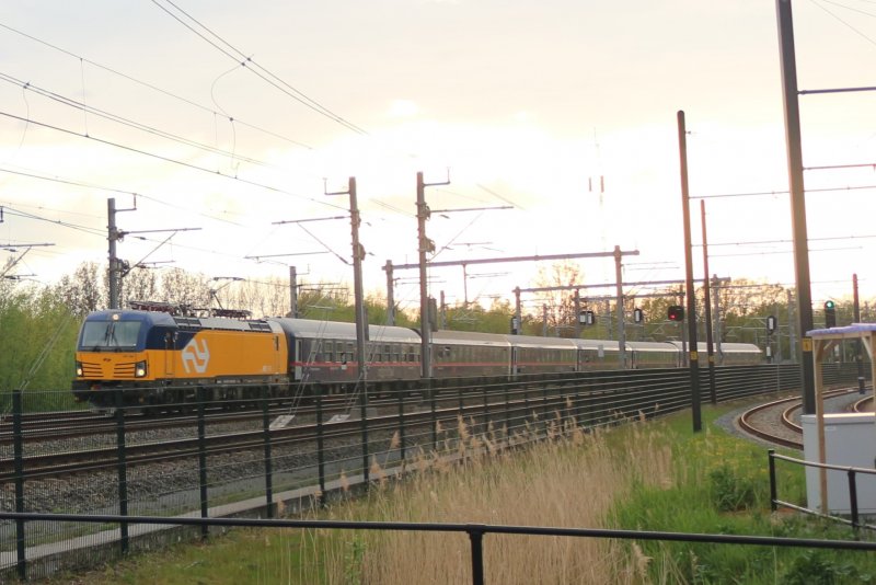 De Nightjet die in de avond, door Utrecht Centraal, zonder passagiers terug vertrok naar Keulen (Foto: Treinenweb)