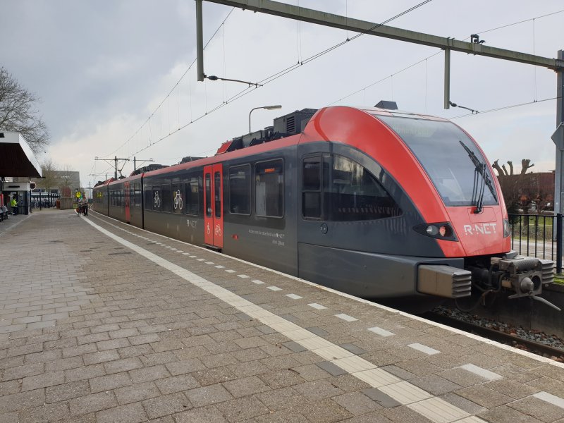 Een trein bij Geldermalsen die niet met opzet door een luchtbuks geraakt is. (Foto: Treinenweb)