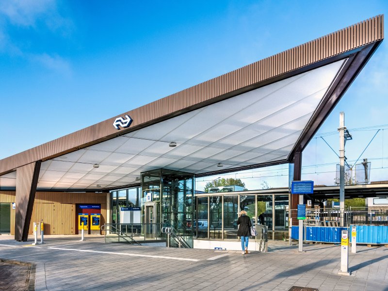 Het vernieuwde station Castricum (Foto: Gerrit Serne)