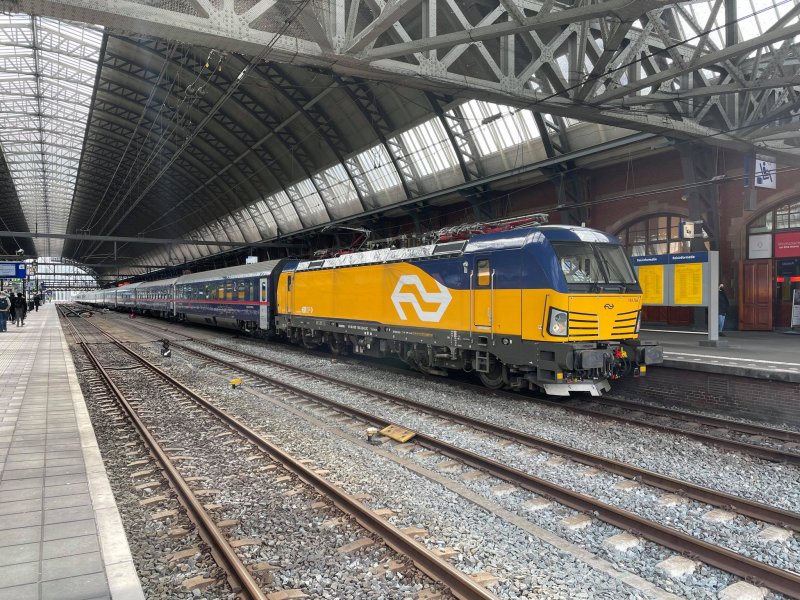 De Nightjet die op Amsterdam klaar staat om naar Wenen of Innsbruck te rijden. (Rechten: Thomas van der Meer)