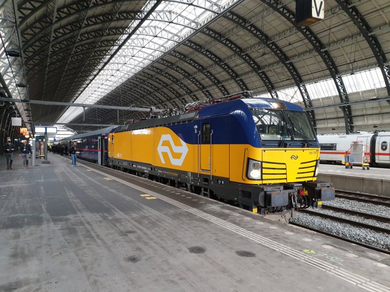 De Vectron was de eerste locomotief van NS die voorzien werd van de nieuwe livrei