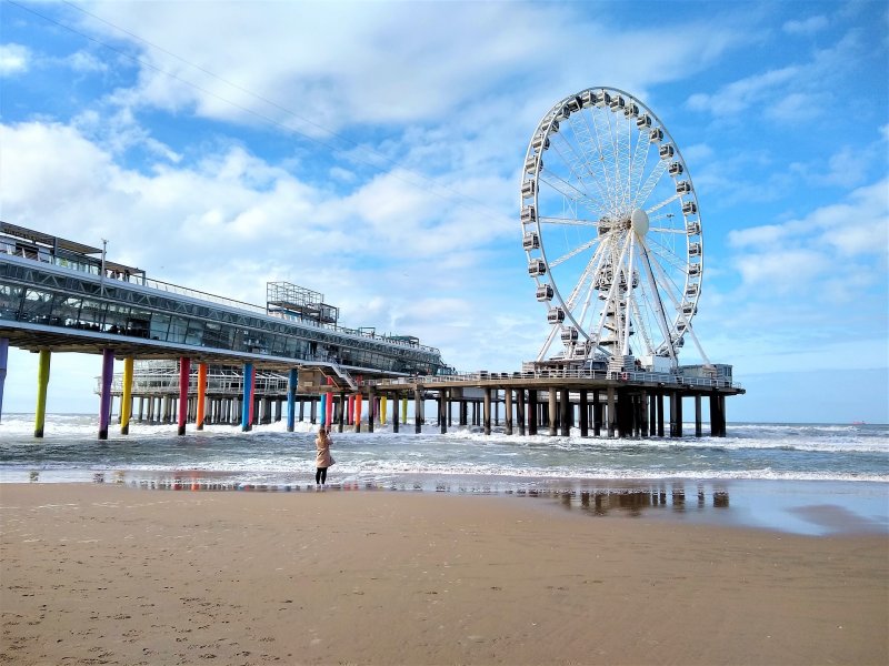 Het strand van Scheveningen met het bekende reuzenrad (Foto: Olga Kropman)