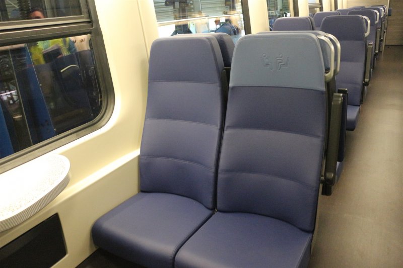 De priority-seats van de tweede klas, herkenbaar aan hoofdsteun in een afwijkende kleur