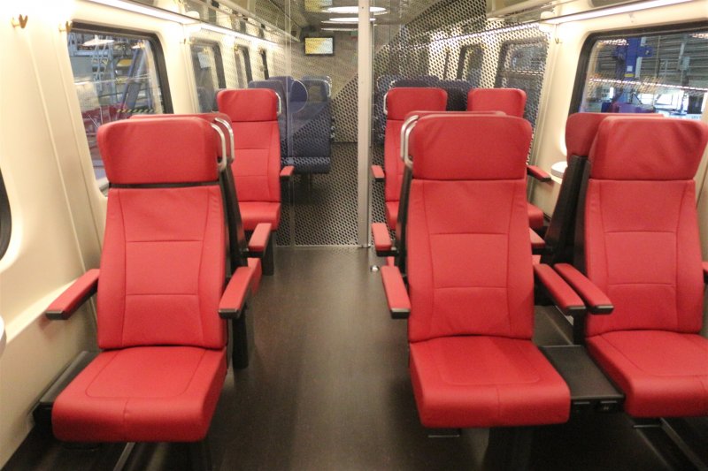 De rode eerste klas stoelen in 1+2 opstelling.