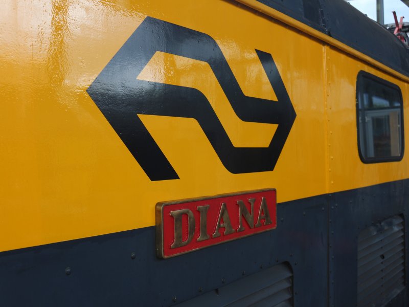 De naamplaat die de locomotief weer terug heeft (Foto: Treinenweb)