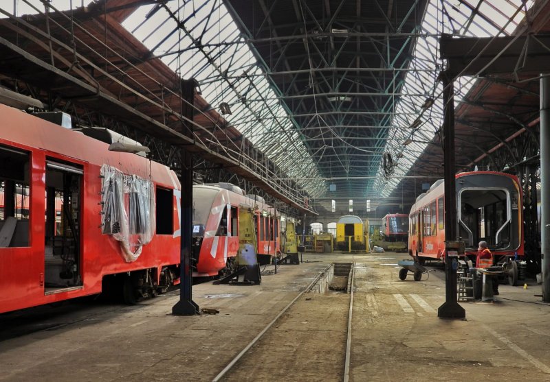 In de werkplaats worden alle LINT-treinstellen tot op het casco gestript en onder handen genomen. (Foto: Adam Kupniewski / Kurier Kolejowy)