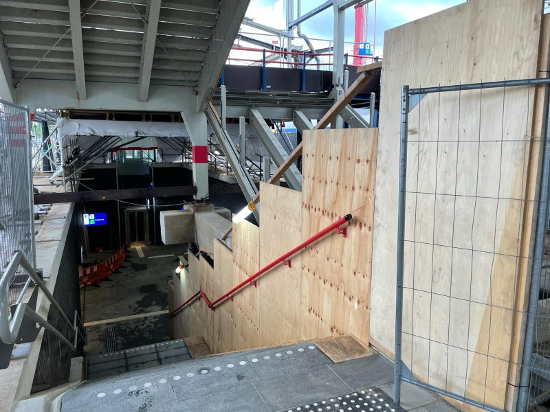 Zodra de trappen van de traverse verwijderd worden zal de tunnel verder worden afgewerkt (Foto: Luuk van de Griendt )