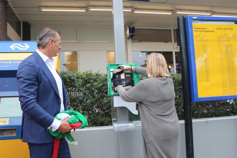 Tijdens de onthulling wordt de AED in de kast geplaatst (Foto: )