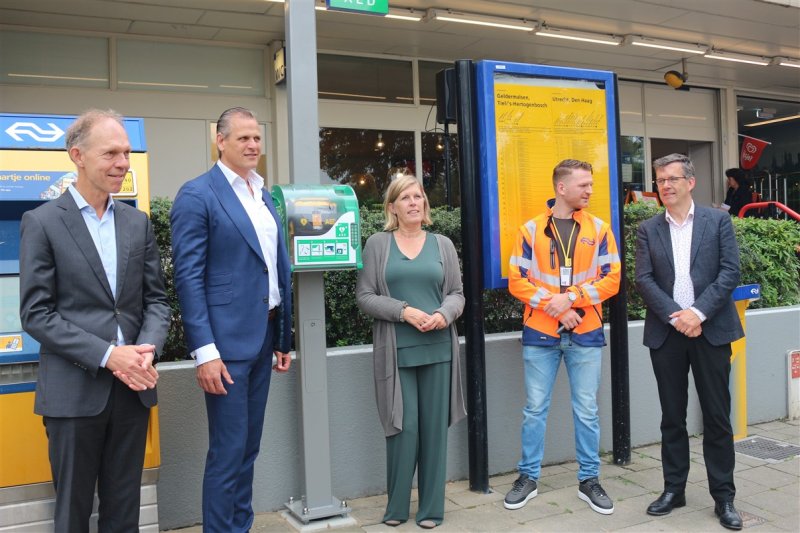 De presentatie van de nieuwe AED (Foto: )