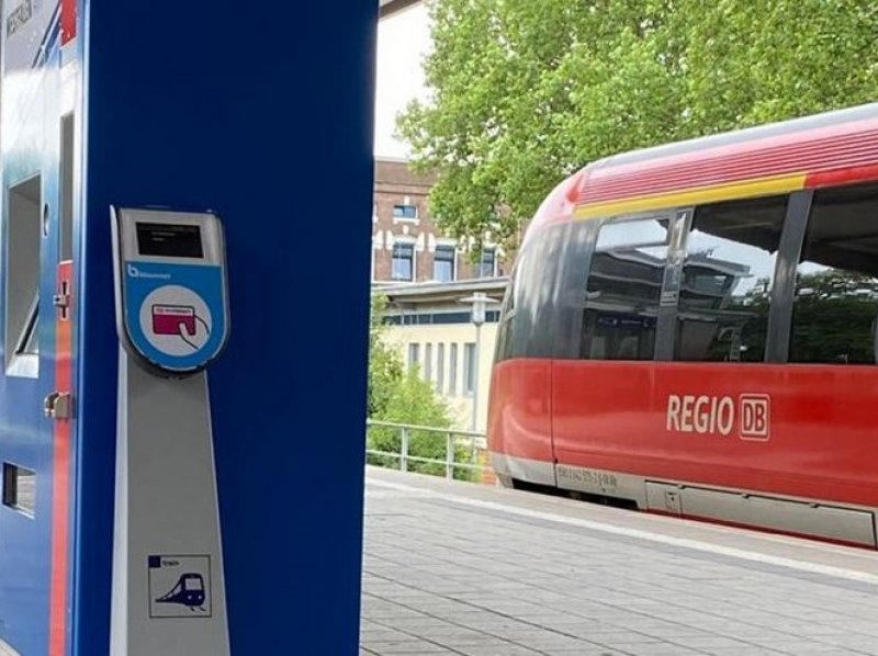 Het nieuwe OV-chipkaartzuiltje op station Gronau (Foto: Keolis)