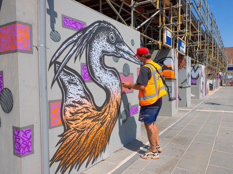 De wanden op het station zijn voorzien van kleurrijke versieringen (Foto: NS)