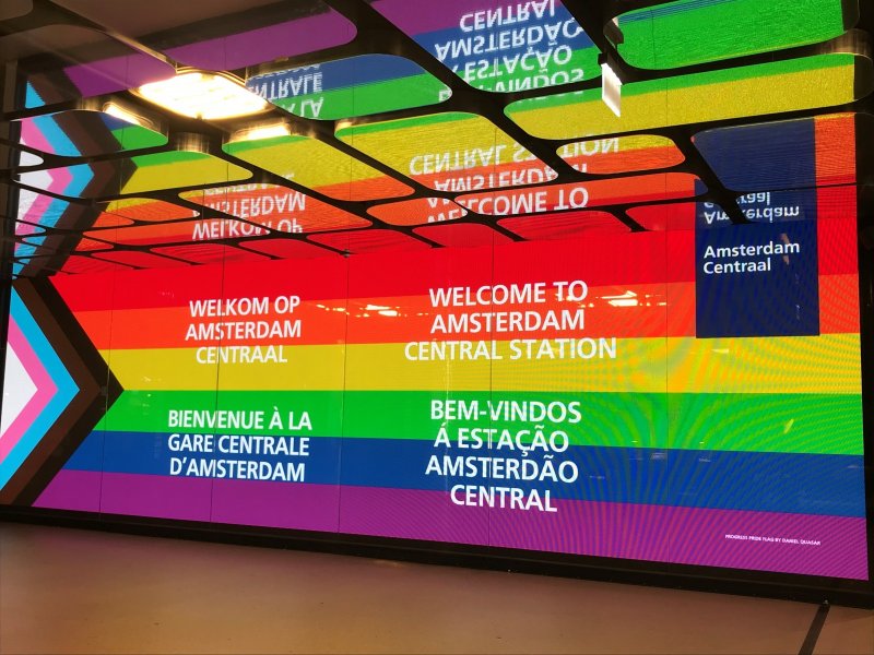 Deze week staat Amsterdam Centraal in het teken van de Pride (Foto: NS)