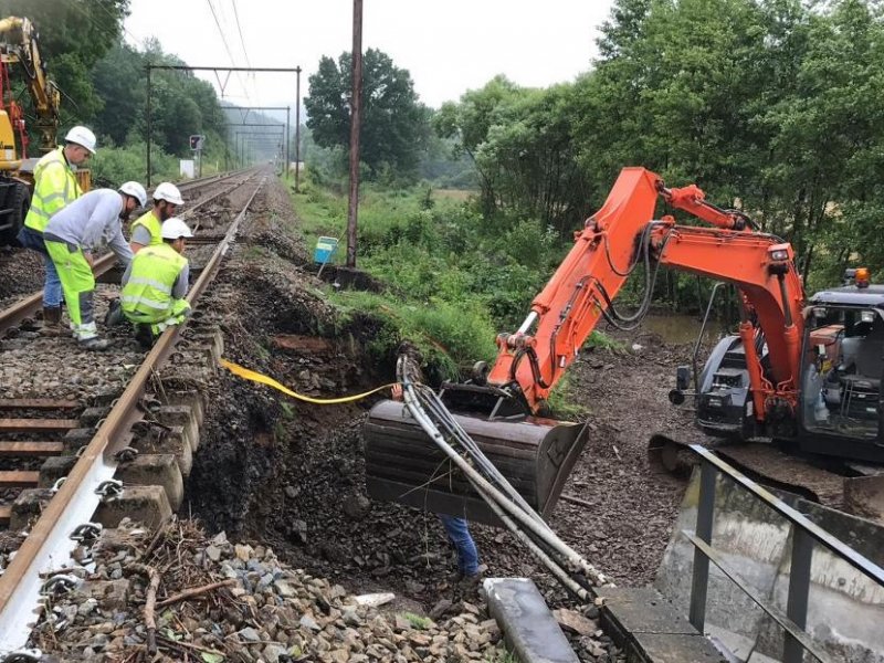 De herstelwerkzaamheden aan n van de vele getroffen trajecten (Foto: Infrabel)