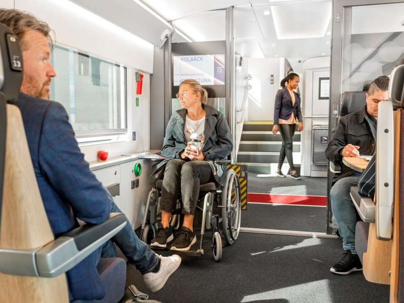 Het interieur is erg ruim voor de reizigers (Foto: Stadler)