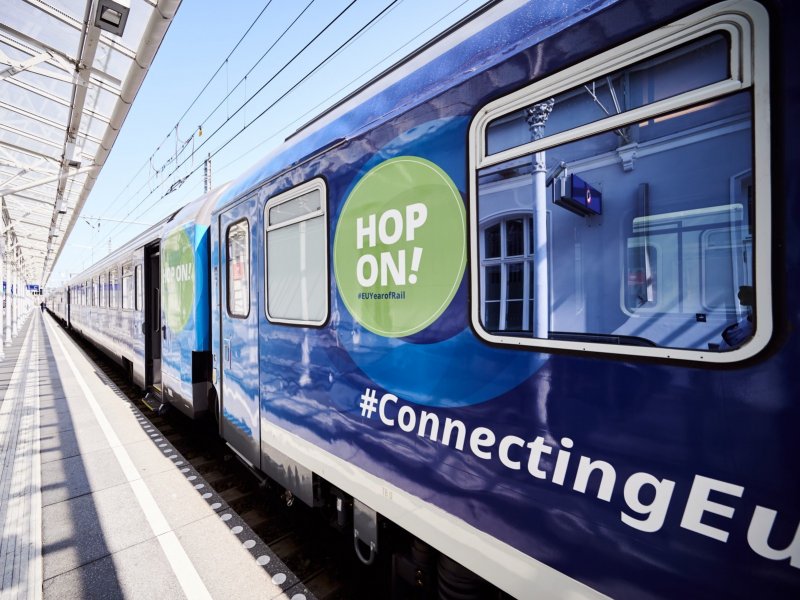 De Connecting Europe Express komt naar Amsterdam toe. (Foto: Marek Knopp)