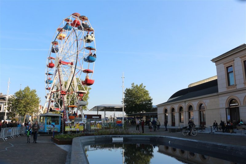 Een reuzenrad staat speciaal vanwege de feestelijke opening op het stationsplein (Foto: )