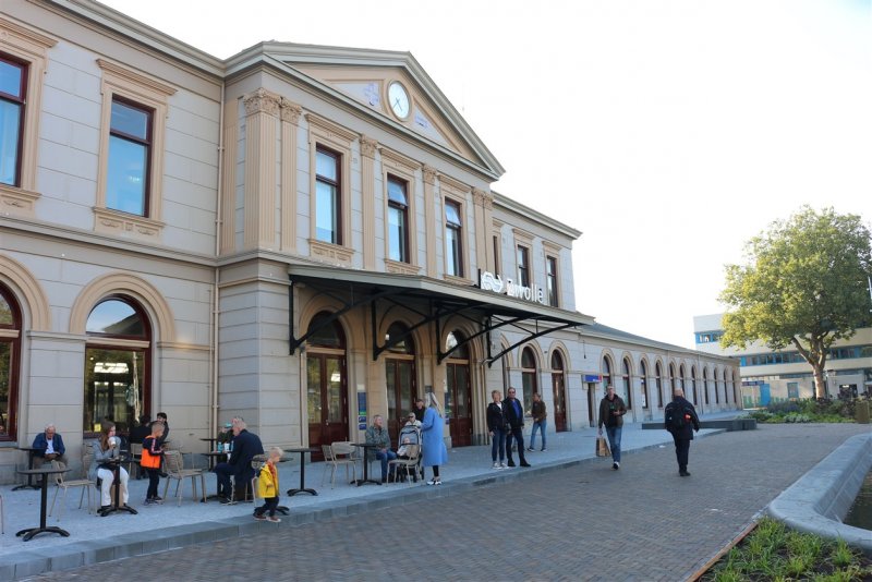 Het station van Zwolle waar roltrappen je naar de passage en de perrons kunnen brengen. (Foto: Treinenweb)