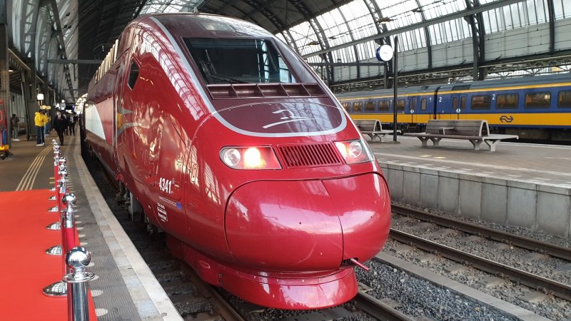 De Thalys Ruby tijdens de perspresentatie op Amsterdam Centraal. (Foto: Treinenweb)