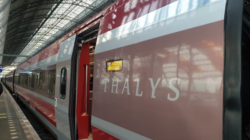 De vernieuwde rood- en grijskleurige strepen op de trein. (Foto: Treinenweb)