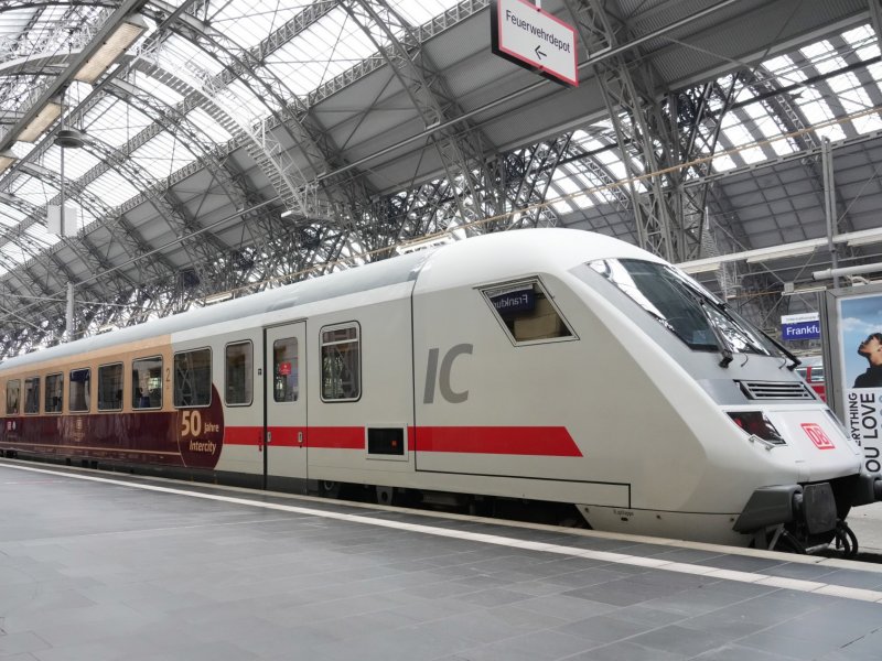 Het eveneens gerestylde stuurstandrijtuig die bij de combinatie hoort (Foto: Deutsche Bahn AG / Oliver Lang)