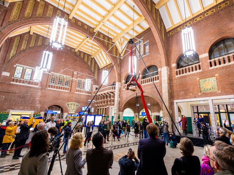 De opening van station Maastricht ging gepaard met een show (Foto: Maurice Vinken / NS)