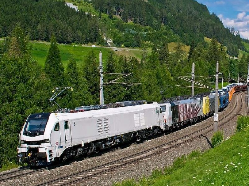 De EuroDual van Stadler is toegelaten in Oostenrijk, hier rijdt de locomotief testritten op de Brennerroute. (Foto: ELP)