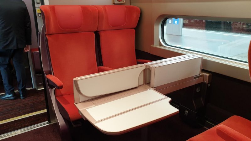In dit rijtuig zitten speciale tafels die je eenvoudig kan inklappen voor het opbergen van een koffer. (Foto: Treinenweb)