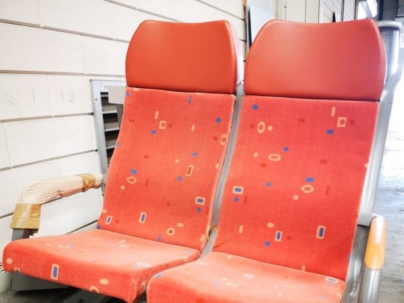 De veiling biedt ook eersteklas stoelen uit de SGM Sprinter aan (Foto: NS / Onlineveilingmeester.nl)