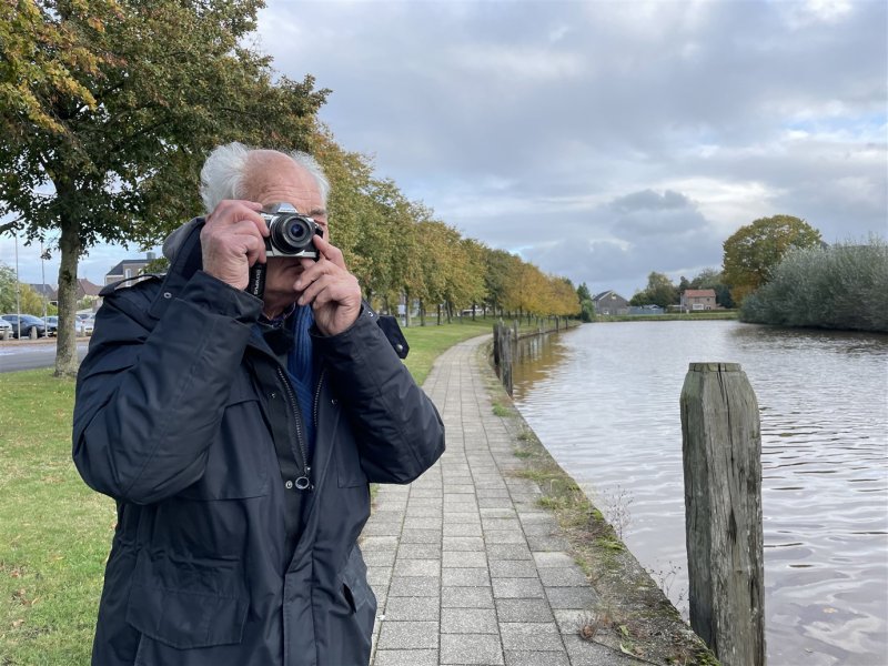 Terwijl Roef Ankersmit met RTV Drenthe op pad is fotografeert hij plekken waar hij 50 jaar geleden ook een foto maakte. (Rechten: Serge Vinkenvleugel / RTV Drenthe)
