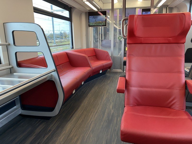 De trein is voorzien van sofa's en ruime bagagerekken. (Foto: NS)